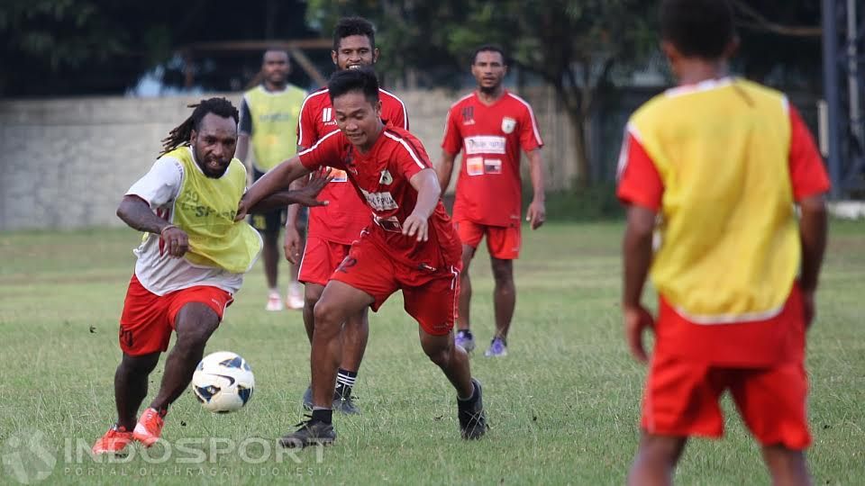 Persipura Jayapura akan tetap ke Bandung, meski laga menghadapi Persib Bandung diundur. Copyright: © Herry Ibrahim/Indosport